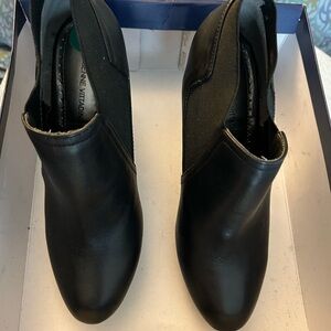 Selling New Black Short boots size 8M